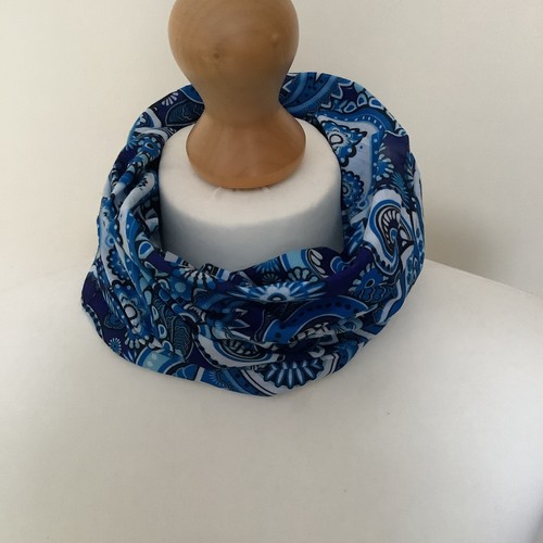 Blue paisley design stretch - a,