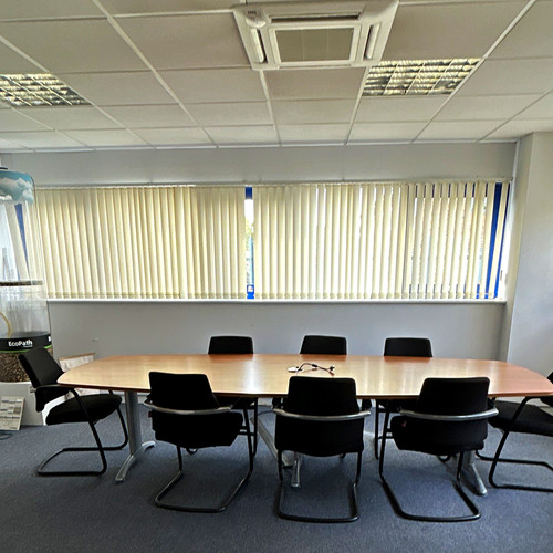 Large oval boardroom - oval,