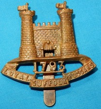 FINE WW1 ERA LOYAL SUFFOLK YEOMANRY HUSSARS REGIMENT MILITARY CAP BADGE
