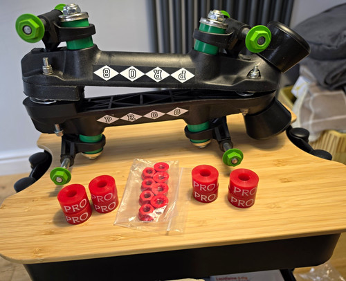 Pro8 roller skate - skate, plates