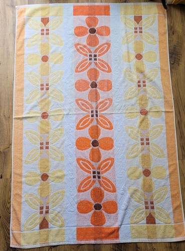 Vintage 1970s floral - floral, bath
