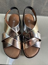 BNWOB Pavers Metallic Sandals Size 5 Standard