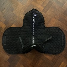 Mattes Black Sheepskin Saddle