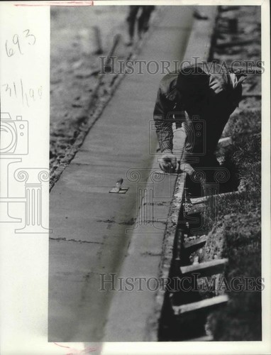 1975 press photo worker - 1975,