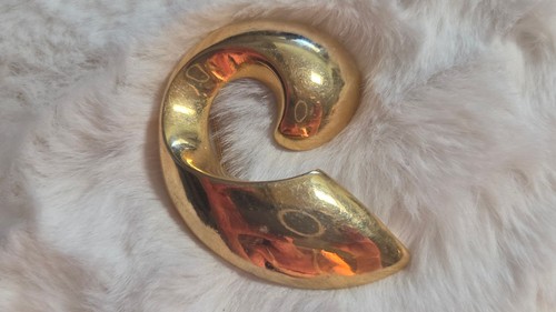 Brass hold backs swirl - hold,