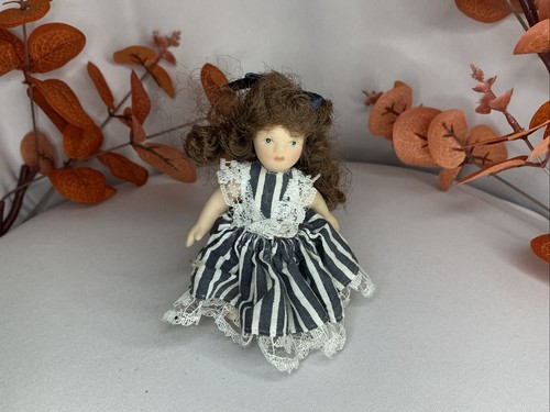Scale victorian girl - scale,