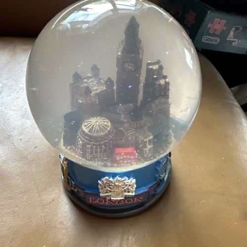 London snow globe smog - london,
