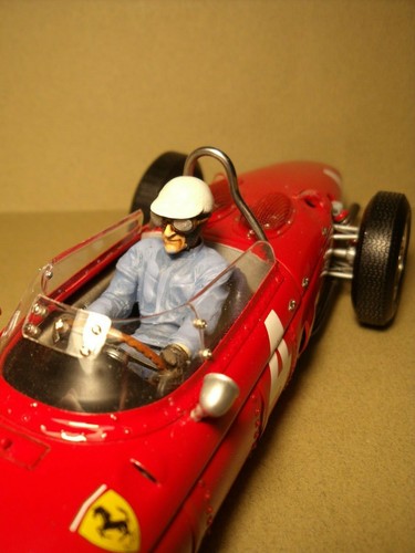Figure phil hill driving - 1/18,