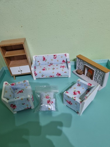 Between scale dolls - scale, house