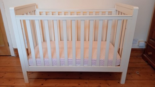 Mamas and papas white - cotbed,