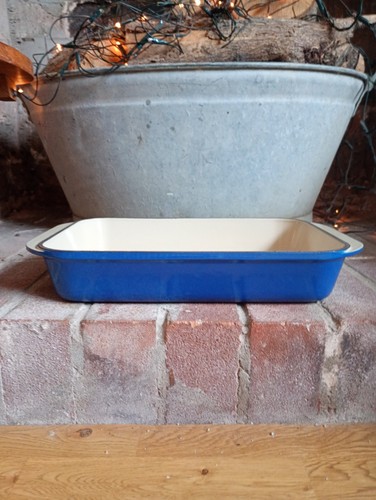 Creuset enamelled cast - le, iron