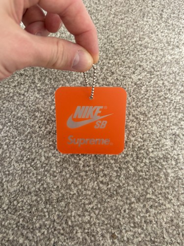 Supreme nike hangtag - x,