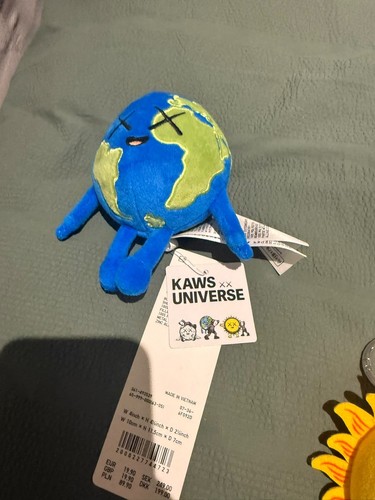 Uniqlo kaws universe - kaws, earth