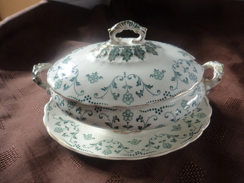 Sauce boat under - boat, plate
