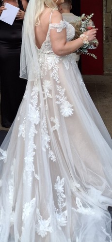 Stunning wedding dress - stunning,