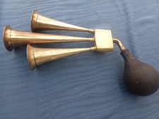VINTAGE TRIPLE TRUMPET CAR HORN,  IN GOOD CONDITION