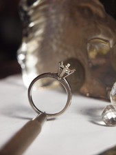 750 WHITE GOLD SOLITAIRE RING