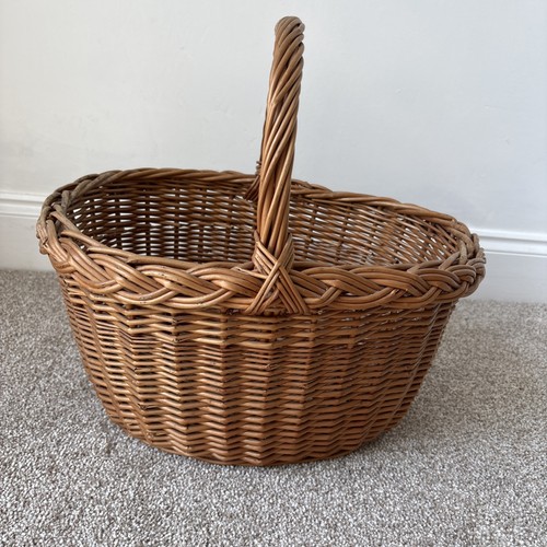 Wicker oval shopping display - ,