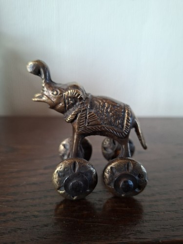 Bronze elephant wheels - on,