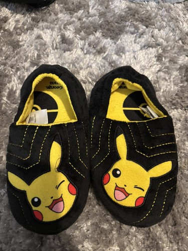 Boys black pokemon slippers - black,
