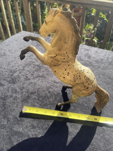 Breyer glossy king - #32, “king”