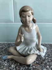 NAO by Lladro  Figurine "Attentive Ballet" (Ballet atento) 0146 (15 cm) Unboxed.