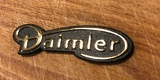 GENUINE  DAIMLER B PILLAR POST BADGE GOLD X300 X308 XJ6 XJ8 1995+ Never Fitted