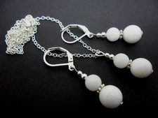 A PRETTY WHITE JADE  BEAD
