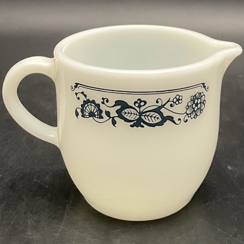 Pyrex old town blue onion - town,