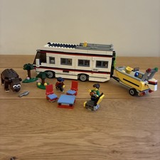 LEGO CREATOR 31052 Vacation Getaways Camper Van RTV and Minifigures 