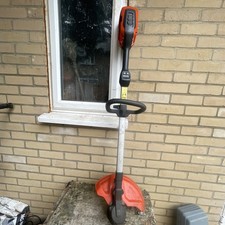 Husqvarna 215iL Cordless Strimmer 2022 Model (Extendable)