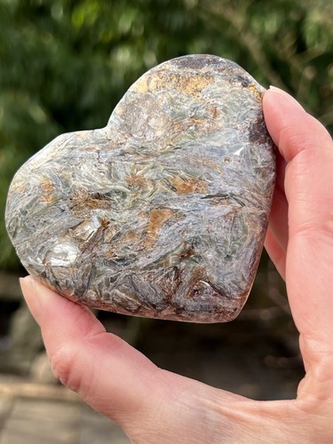 Blue kyanite palmstone - kyanite, crystal