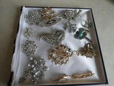 BUNDLE OF SPARKLE BROOCHES (SOME NAMED)