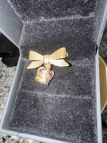 Vintage brooch features - features, a