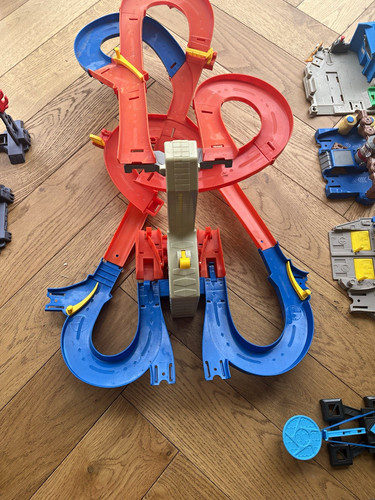 Hot wheels track - hot,
