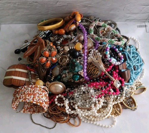 8kg broken costume jewellery - 1.8kg,