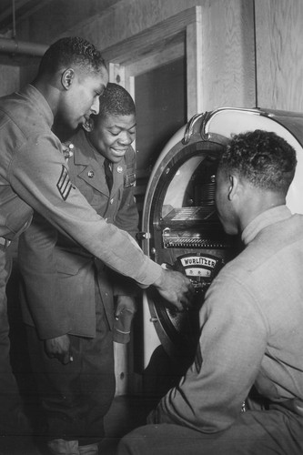 Soldiers around wurlitzer - around,