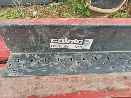 Catnic lintels 750mm with - 2,