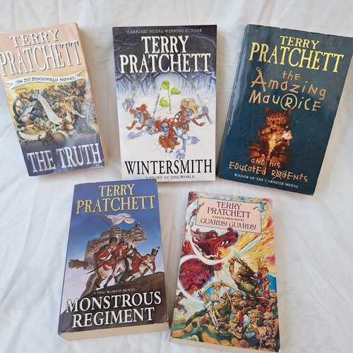 Terry pratchett paperback - terry,