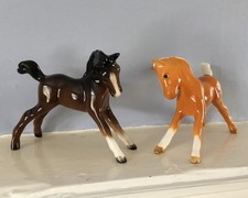 Beswick Palomino & Bay Foals - Small Stretched Facing Right - Model No. 815