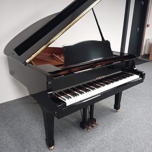 Yamaha baby grand piano - baby,