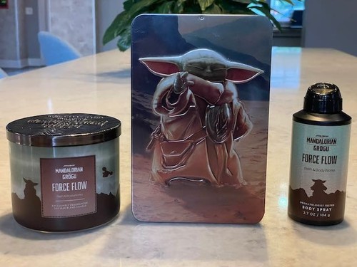 New collectible box grogu - in,
