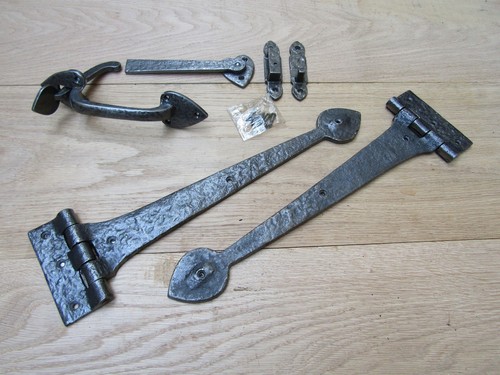 Pair spear head cast - cast, iron