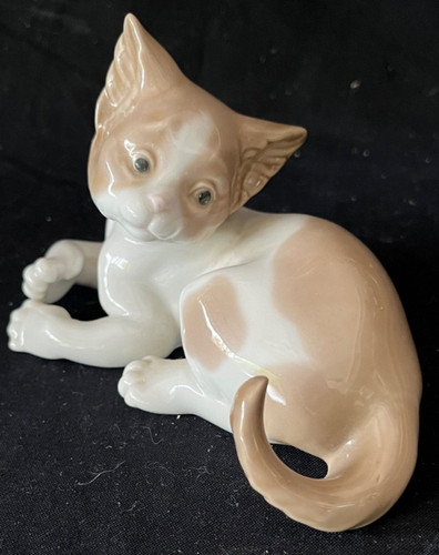 Lladro surprised cat - cat, figurine