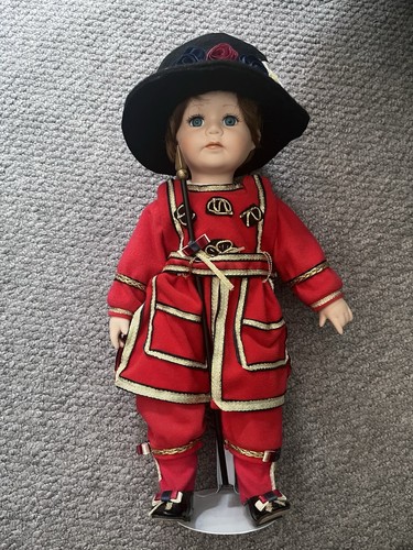 Tall beefeater porcelain - beefeater,