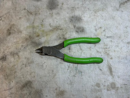 Snap flush cutters cutting - on,