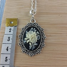 Floral Cameo Necklace Cream