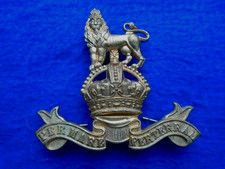 POST 1923 ROYAL MARINES COMMANDO GILDING METAL POUCH BELT BADGE + PINS