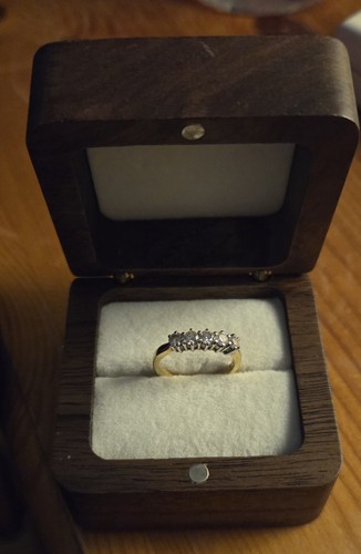 18ct gold ring with diamonds - 18ct, 5