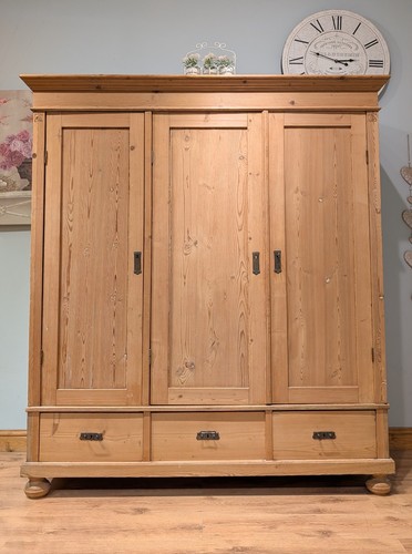 Antique pine lockable triple - pine,